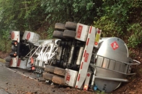 10 die as truck overturns