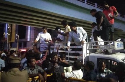 J Anbazhagan provides food for DMK cadres in Kauvery hospital
