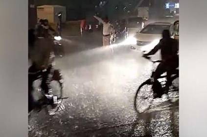 Mumbai rains fail to deter this traffic cop from his duty