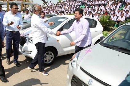 Savji Dholakia gives away 600 cars to employees as \'Diwali gift\'