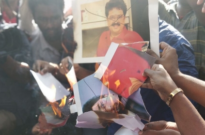 Journalists burn photos of S Ve Shekher in front of his residence