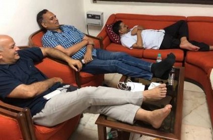 Delhi CM Kejriwal continues dharna at L-G\'s office.