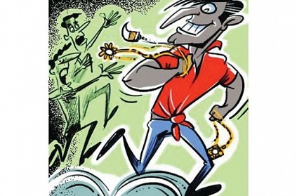 Teenager chases, thrashes robber; hands him over to police