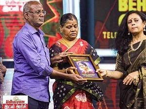 Behindwoods Gold Icons: Emotional moment as VJ Chitra's parents receive award on behalf of the late actress!