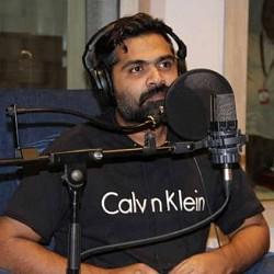 கண்ணீர் வடித்த சிம்பு - வைரலாகும் டப்பிங் வீடியோ