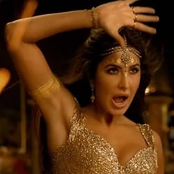 Super sizzling new video song from Thugs of Hindostan