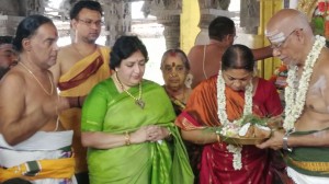 Latha Rajinikanth's visit to Kanchipuram Kamatchi Amman Temple