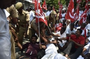 Members of Tamil Nadu Farmers' Association arrested for protesting